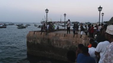 Afrikalı Gençler Taş Kasabası 'ndaki Yüksek Topraktan Suya Atlıyor