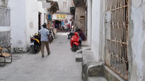 Passeio a pé pela cidade de Stone com lojas de souvenirs para turistas, antigo Zanzibar — Vídeo de Stock