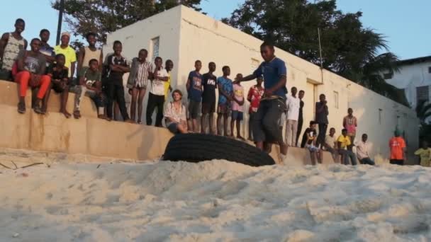 Lokalne afrykańskie nastolatki zorganizować Acrobatic Show na plaży o zachodzie słońca, Zanzibar — Wideo stockowe