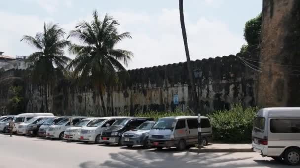 Gamla historiska Fort i Stone Town, Tanzania, fasad av medeltida fästning — Stockvideo