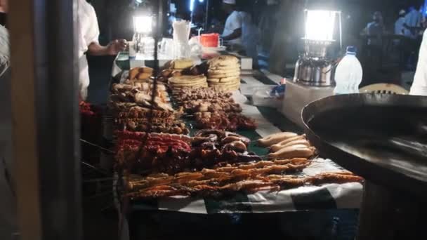Stands de nourriture Forodhani, marché alimentaire traditionnel de Zanzibar, spécialités, ville de pierre — Video