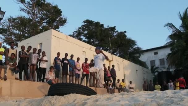 Adolescentes africanos locales organizan espectáculo acrobático en la playa al atardecer, Zanzíbar — Vídeo de stock