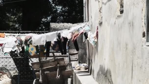 アフリカの貧しい都市スラムのロープで乾燥洗濯,石の町,ザンジバル — ストック動画