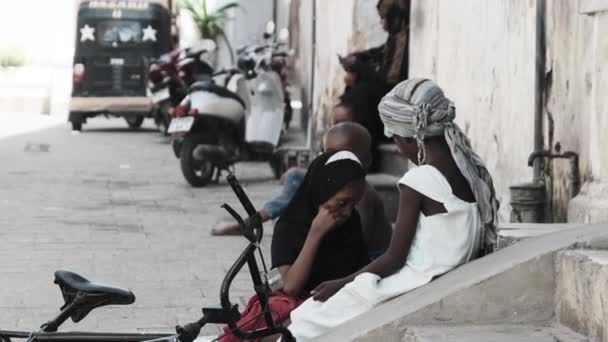 Les enfants africains jouent dans les bidonvilles urbains sales d'Afrique de l'Est, Stone Town, Zanzibar — Video