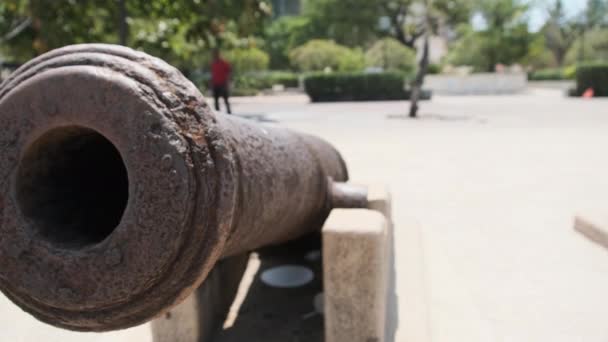 Kanonnen aan het water, Cannon Barrel in Stone Town, Zanzibar, Tanzania. — Stockvideo