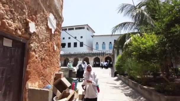 Внутри африканской средней школы, группа студентов в школьной форме во дворе — стоковое видео