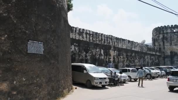 Gamla historiska Fort i Stone Town, Tanzania, fasad av medeltida fästning — Stockvideo