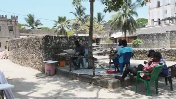 Street artists paints a pictures with oil paints in the park on bench in Africa — Stock Video