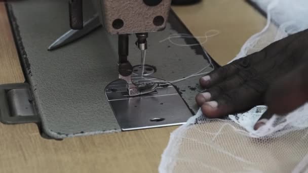 Hombres africanos cosiendo ropa en la máquina de coser, sastre en el trabajo, taller de municipio — Vídeo de stock