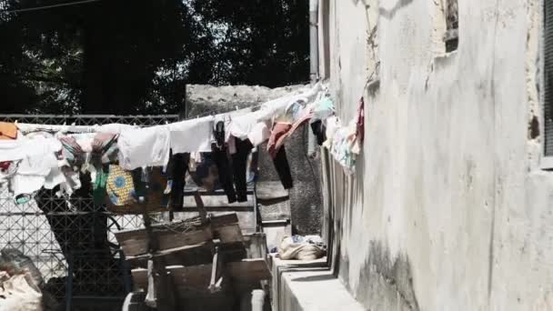 Prádelna sušení na laně v chudých městských slumů Afriky, Stone Town, Zanzibar — Stock video