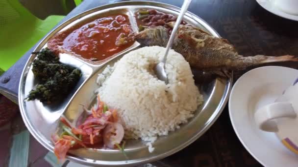 Närmat i Zanzibar. Ris, skaldjur, sallad på tallrik i Cheap Street Cafe — Stockvideo