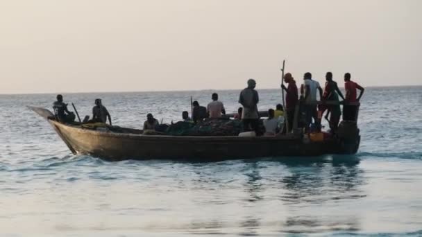Barco africano de pesca de madera con pescadores que navegan en el océano, Zanzíbar, Tanzania — Vídeo de stock