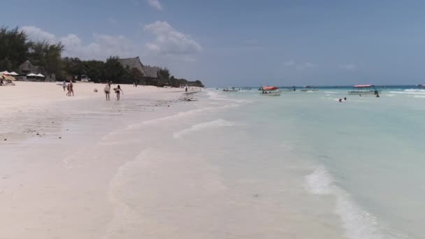 Zanzibar, Nungwiのターコイズブルーの海とホットパラダイスホワイトサンディビーチ — ストック動画
