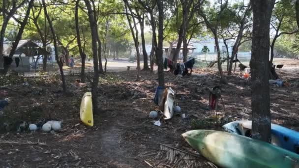 Kläderna torkas på en klädstreck i en fattig afrikansk by i Zanzibar, Afrika — Stockvideo