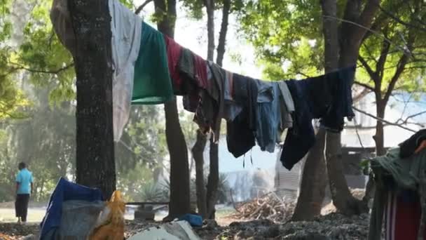 Kleidung wird an einer Wäscheleine in einem armen afrikanischen Dorf auf Sansibar getrocknet — Stockvideo