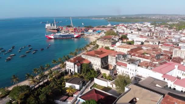 Aerial Waterfront och Seaport of Stone Town, Ankrade båtar i Ocean, Zanzibar — Stockvideo