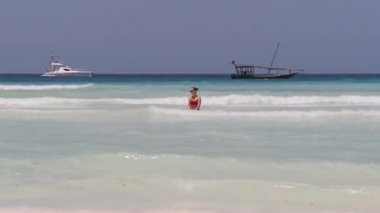 Kızıl Mayolu Genç Kadın Cennet Sahilinde Dinleniyor ve Banyo Yapıyor