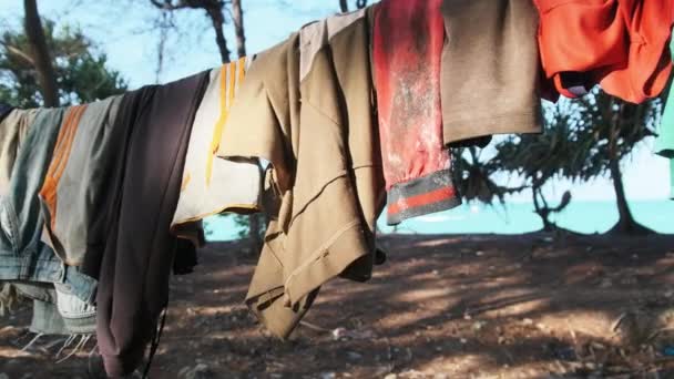 Oblečení se suší na prádelní šňůře v chudé africké vesnici v Zanzibaru v Africe — Stock video
