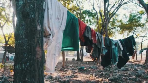 Kleidung wird an einer Wäscheleine in einem armen afrikanischen Dorf auf Sansibar getrocknet — Stockvideo