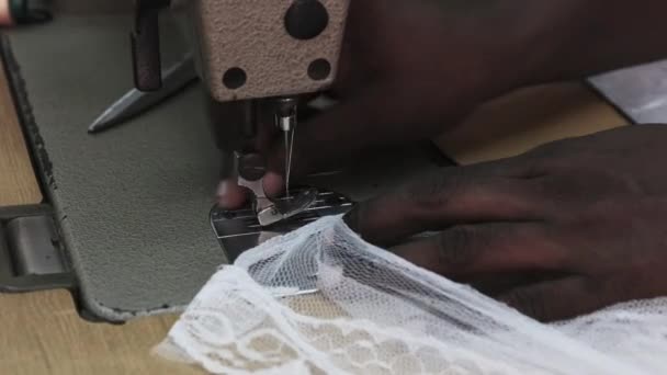 Afrikanische Männer nähten Kleidung auf Nähmaschine, Schneider bei der Arbeit, Township-Werkstatt — Stockvideo