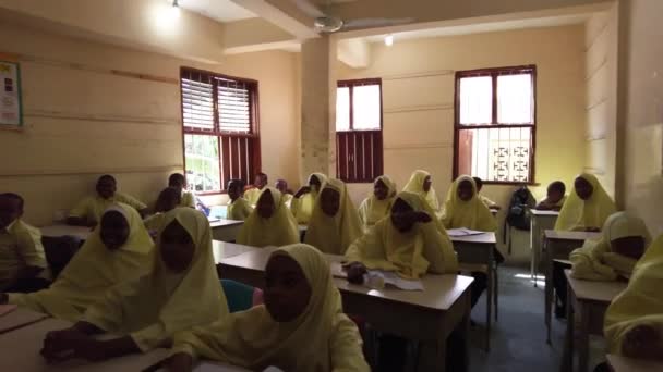 Děti v africké základní škole sedí za stolem ve třídě, Zanzibar — Stock video