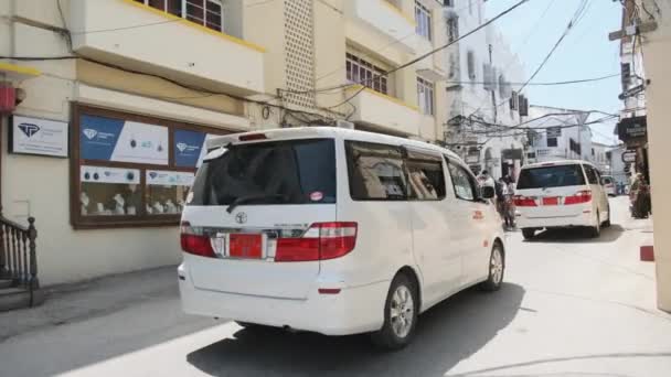 Zanzibar, Stone Town 'daki Freddie Mercury evi. Turistler eve yakın yürür. — Stok video