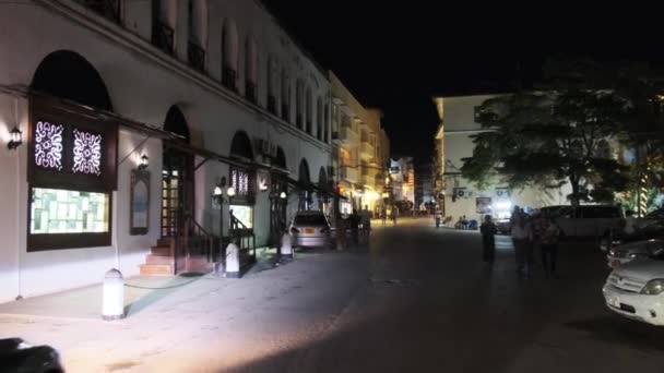 Noční turistické ulice Kamenného Města, Zanzibar. — Stock video