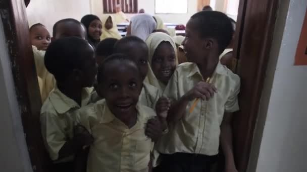 Tömeg Afrikai gyerekek Nézz be egy kamerába egy általános iskolában, Zanzibár — Stock videók