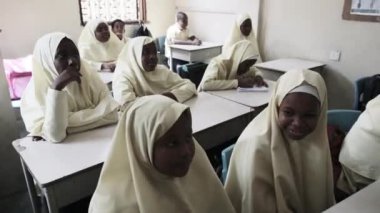 Afrika İlköğretim Okulu 'nda Çocuklar Masa başına Zanzibar' da