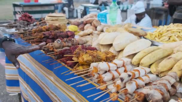 Forodhani食品摊位、传统桑给巴尔食品市场、美食、石城 — 图库视频影像