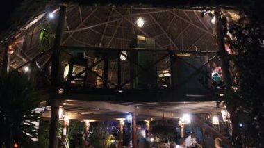 Pahalı bir Afrika restoranında, akşam vakti yerel bir restoranda turistler.