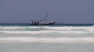 Dhow Geleneksel Tahta Tekne Çapaladı Afrika, Low Tide 'daki Sandy Sahili Kıyısında
