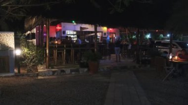 Pahalı bir Afrika restoranında, akşam vakti yerel bir restoranda turistler.