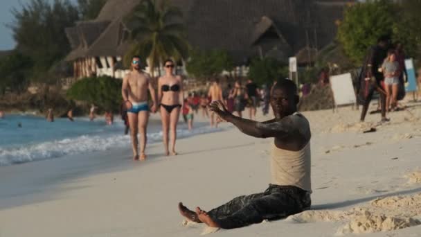 Homem Africano Atlético Senta-se em Twine e Vai para Esportes na Praia pelo Oceano — Vídeo de Stock