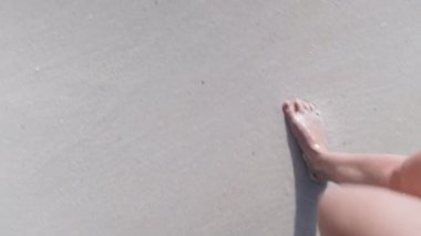 Ocean Shore 'un Beyaz Kum ve Sörf Dalgaları' ndan Yürüyen Genç Bir Kadının Bacakları POV 'u