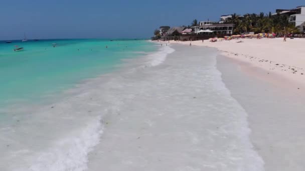 Uitzicht vanuit de lucht Paradise Sandy Beach met Clear Turquoise Ocean, Zanzibar, Afrika — Stockvideo