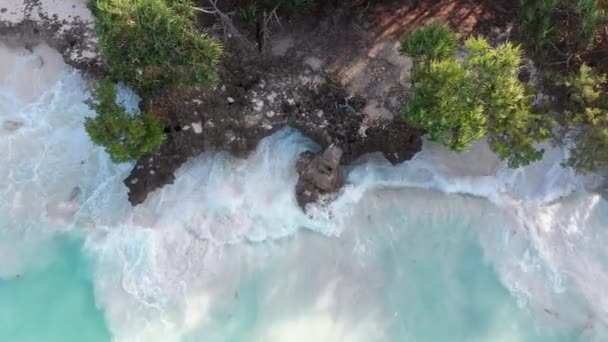 La cima aerea delle onde bianche mareali colpisce la barriera corallina sulla costa rocciosa, Zanzibar — Video Stock