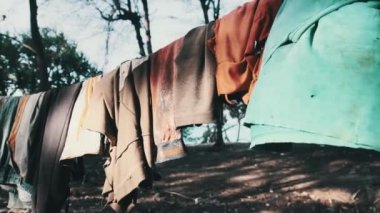 Afrika 'nın Zanzibar kentindeki fakir bir Afrika köyünde giysiler çamaşır ipinde kurutuluyor.