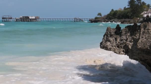 Tájkép az Indiai-óceán partján türkiz hullámok és sziklás zátony a parton — Stock videók