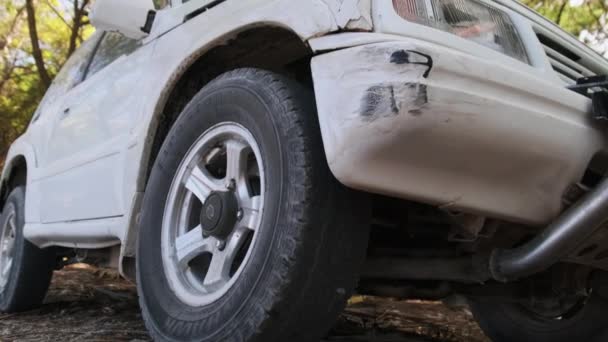 Noleggio auto fuoristrada parcheggiata nel bush tropicale vicino alla spiaggia, Autonoleggio in Africa — Video Stock