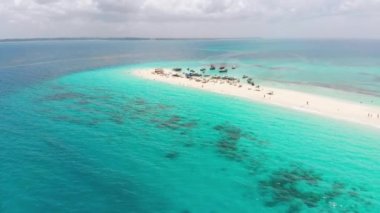 Hint Okyanusu 'ndaki Cennet Adası' nın insansız hava aracı görüntüsü Turkuaz Suyu, Zanzibar