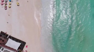 Şemsiyeli ve Turkuaz Okyanusu, Nungwi, Zanzibar 'lı Aerial Top Paradise Plajı