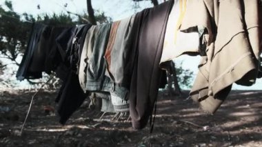 Afrika 'nın Zanzibar kentindeki fakir bir Afrika köyünde giysiler çamaşır ipinde kurutuluyor.