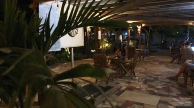 Pahalı bir Afrika restoranında, akşam vakti yerel bir restoranda turistler.