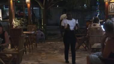 Pahalı bir Afrika restoranında, akşam vakti yerel bir restoranda turistler.
