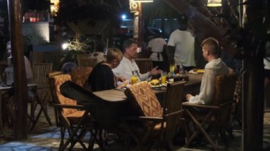 Pahalı bir Afrika restoranında, akşam vakti yerel bir restoranda turistler.