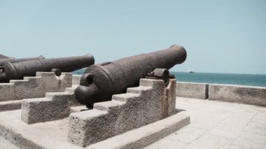 Stone Town, Zanzibar, Tanzanya 'daki Rıhtımda Toplar.