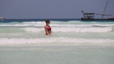 Kızıl Mayolu Genç Kadın Cennet Sahilinde Dinleniyor ve Banyo Yapıyor