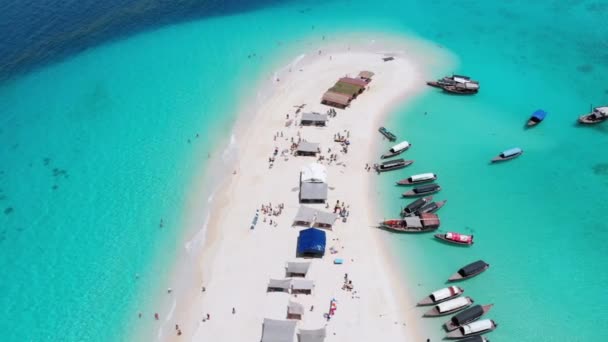 Drone vista de Paradise Island en el Océano Índico con agua turquesa, Zanzíbar — Vídeos de Stock