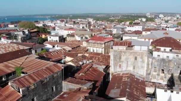 Vedere aeriană a orașului de piatră, Zanzibar City, acoperișuri de mahala și străzi sărace, Africa — Videoclip de stoc